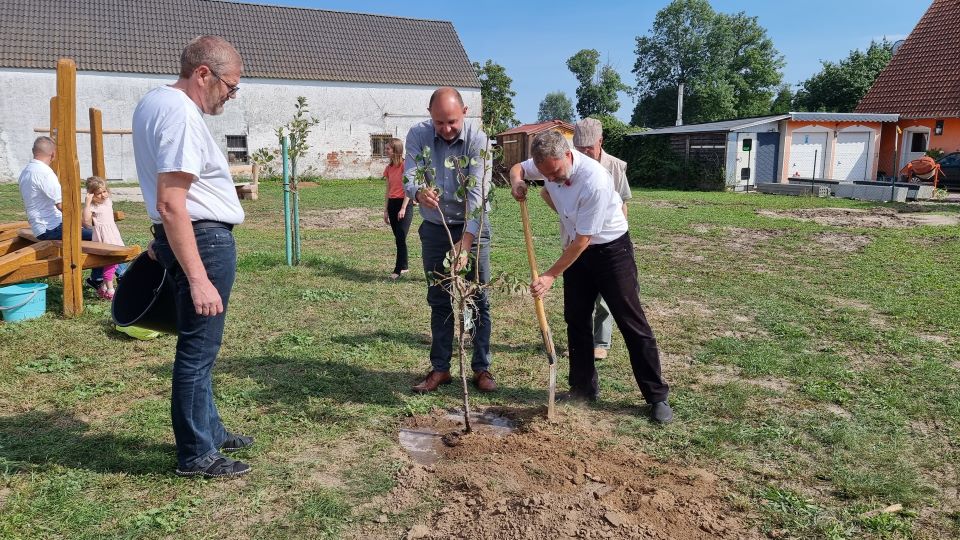 13.91.2022 - 30 Jahre - Wiedereröffnung Kirche Neuenklitsche - Baumpflanzung am Platz der Generationen in Neuenklitsche