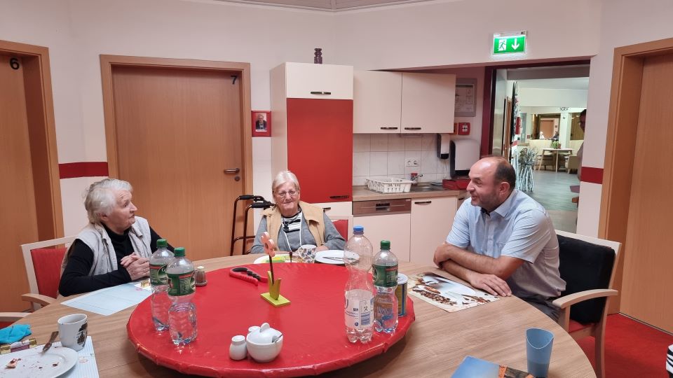 11.92.2022 - Politik trifft Pflege - Besuch im Seniorenwohnpark Humanas Tangermünde - im Gespräch mit Bewohnerinnen des Seniorenwohnparks