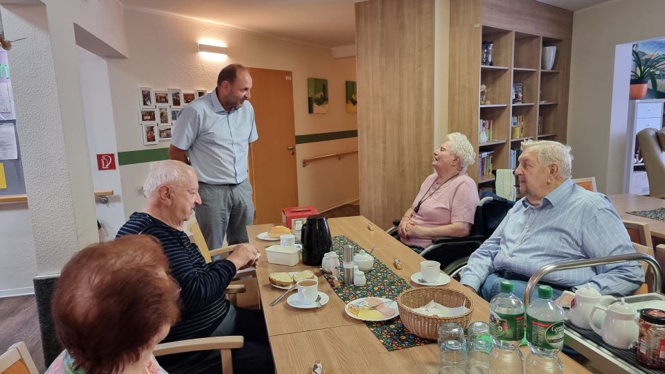 11.92.2022 - Politik trifft Pflege - Besuch im Seniorenwohnpark Humanas Tangermünde - im Gespräch mit Frau Tuscher (101 Jahre alt)