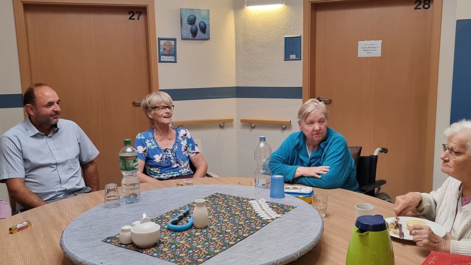 11.92.2022 - Politik trifft Pflege - Besuch im Seniorenwohnpark Humanas Tangermünde - im Gespräch mit Bewohnerinnen des Seniorenwohnparks