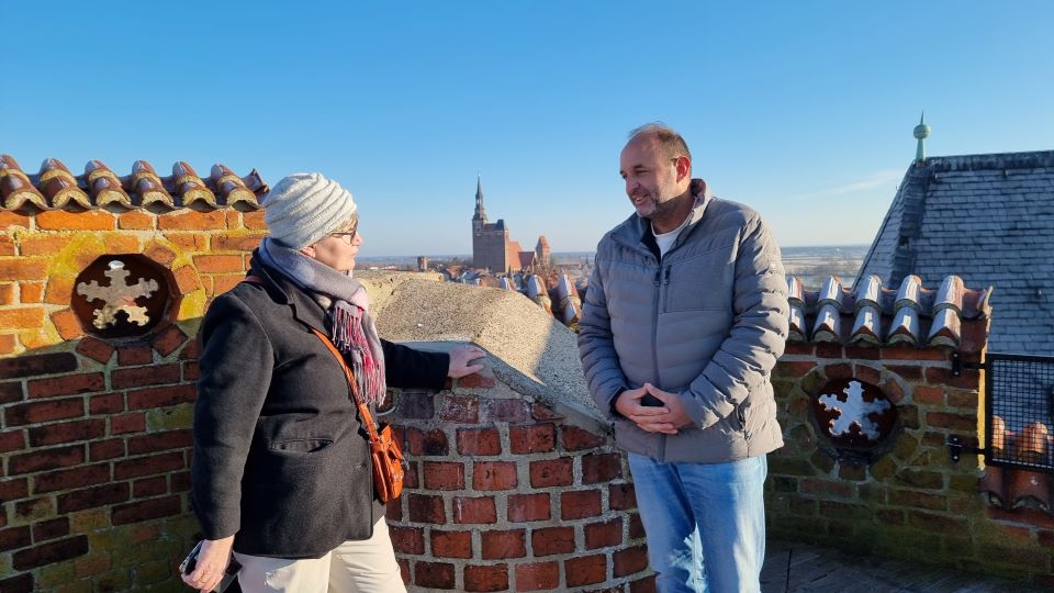 11.12.2023 - Neustädter Tor in Tangermünde ab sofort begehbar - v.l. Regine Schönberg und Thomas Staudt auf der Aussichtsplattform des Neustädter Tores