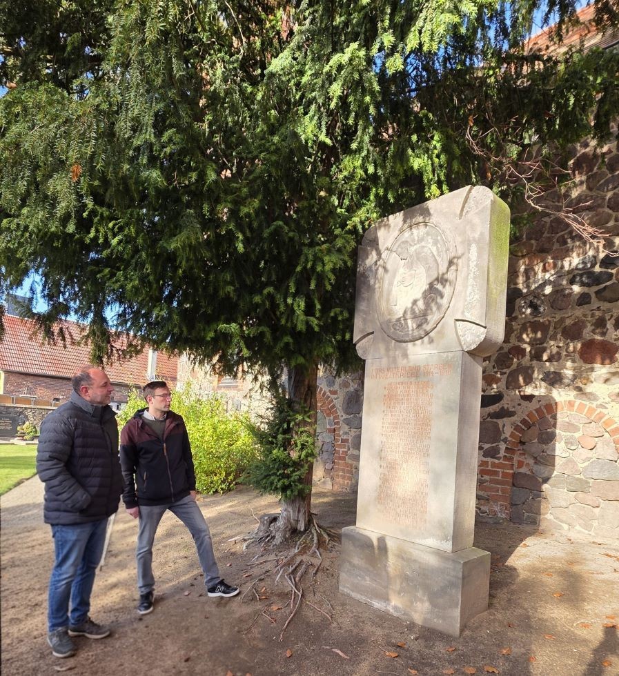 Thomas Staudt und Leon Spring beim sanierten Kriegsgrberdenkmal in Hselitz