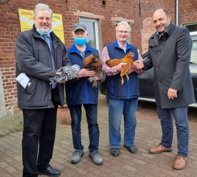 Vereinsvorsitzender Uwe Balzer (l.) und weitere Vereinsmitglieder pr�sentieren stolz ihre Tiere.