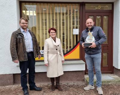 �bergabe eines Pr�sentes von Christian K�pke (OBG Tucheim) und Ines Banse (OR Tucheim) 
anl�sslich der Er�ffnung des zweiten Wahlkreisb�ros in Genthin

