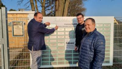 Thomas Staudt, Martin M�ller (Vereinsvorsitzender), Mario Helmig (Ortsb�rgermeister von G�sen) bringen den Unterst�tzerbutton an.