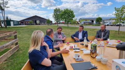 Gespr�chsrunde auf dem Agrarhof von Henk Heringa in Klietznick