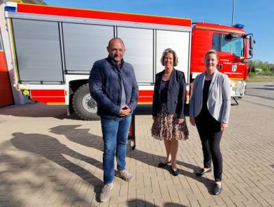 v.l.: MdL Thomas Staudt, Innenministerin Frau Dr. Zieschang, B�rgermeisterin der EHG Elbe-Parey Frau Golz