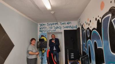 Mit Einrichtungsleiterin Kerstin Projahn im Tonstudio