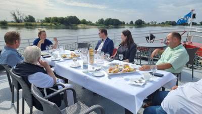 Gespr�chsrunde auf dem Schiff der Reederei Kaiser am Hafen in Tangerm�nde