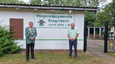 vor dem Vereinsgeb�ude in Tangerh�tte: Lukas C. K�ppe und Thomas Staudt