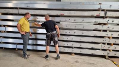 Herr Loss erkl�rt die unterschiedlichsten Aluminiumkonstruktionen.