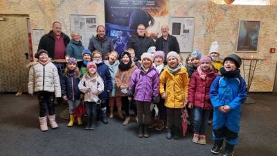 Foto: Jens Mei�ner, Anett Kaiser-Wenzlau, Thomas Staudt - MdL, Alexander Otto, Gerry Weber, im Vordergrund Kinder aus der Diesterweggrundschule in Genthin
