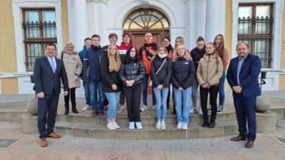 v.l. Minister Sven Schulze, Lehrerin Frau Jorra, Sch�lerinnen und Sch�ler der Klasse 10a, Thomas Staudt MdL
