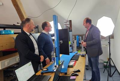 Maik Zwick (li.) und Arne Fischer erkl�ren die Funktionsweise des Messger�tes 