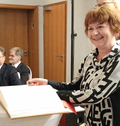 Anke Held tr�gt sich in das Goldene Buch der Stadt Genthin ein.