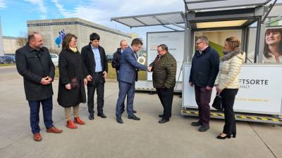 Minister Sven Schulze �bergibt das G�telsiegel f�r den 13. Zukunftsort an den B�rgermeister von Arneburg, Lothar Riedinger