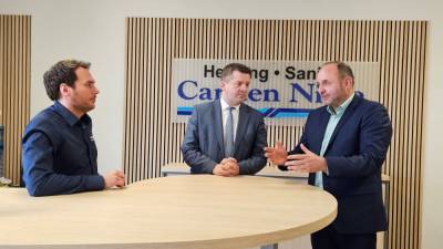 v.l. Inhaber Sebastian Nitze, Minister Sven Schulze, Thomas Staudt MdL