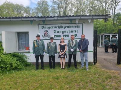 (v.l. Sebastian Grobler (stellv. Vorsitzender), Olf Reddigan (Schatzmeister), Alina Garz (Sch�tzenk�nigin), Lukas K�ppe (Sch�tzenk�nig) sowie Thomas Staudt (MdL)
