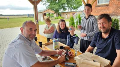 v.l.MdL  Thomas Staudt, Christine Grobler, Madeleine Schulz, Tyrone, Luca, Ortsb�rgermeister Marco Radke