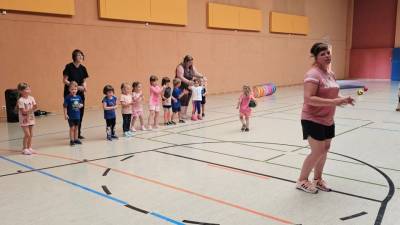 Die neue Kindersportgruppe des SV Traktor Tucheims mit �bungsleiterin Kristin Tautz (vorne re.)