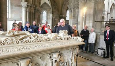 Rainer Kuhn f�hrte die Gruppe durch den Dom in Magdeburg