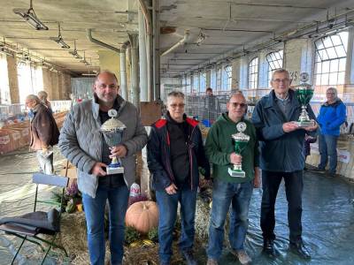v.l.: Thomas Staudt MdL, Hannelore Freitag, Vereinsvorsitzender Peter Komnick, Ortsb�rgermeister Gerhard Borstell er�ffneten die Ausstellung in der alten Modelltischlerei.