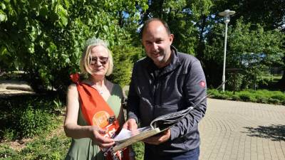 v.l. Vereinsvorsitzende Sieglinde G�bel und Thomas Staudt beim Bl�ttern in der Chronik des F�rdervereins