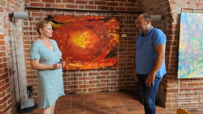 v.l. Rieke Schmieder, Thomas Staudt MdL vor dem Kunstwerk 