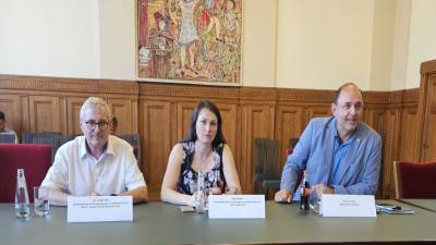 v.l. Staatssekret�r Dr. J�rgen Ude, Gesch�ftsf�hrerin des TGZ Elisa Heinke, MdL Thomas Staudt