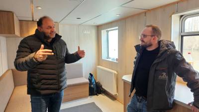 v.l. Thomas Staudt MdL, Mario Bolle (Gesch�ftsf�hrer) in der neuen K�che des Arbeitsschiffes 