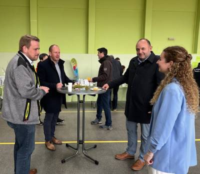 v.l. Lucas Carsten K�ppe, Sebastian Stoll und Thomas Staudt MdL in Unterhaltung mit einer Besucherin