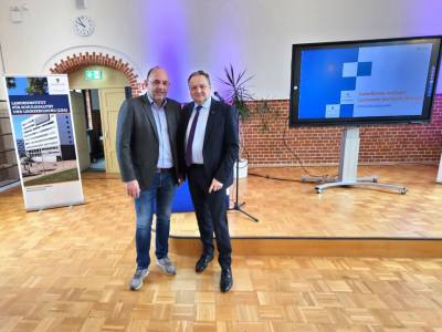 v.l. Thomas Staudt MdL, Staatssekret�r J�rgen B�hm