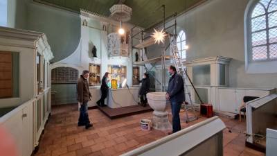 Gespr�chsrunde mit Heike Staschull (2.v.r.) vom F�rderverein Schinkelkirche Kleinwusterwitz e.V.