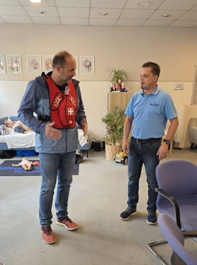 Kai Marasus (re.) erkl�rt Thomas Staudt die Funktion der CPR-Trainingsweste