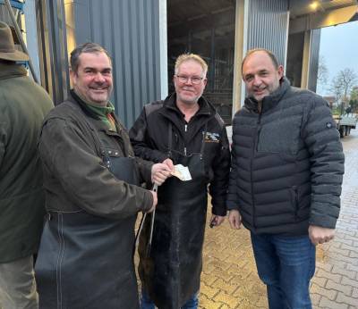 Thomas Staudt MdL (r.) �bergibt eine Spende an Thomas Paproth (l.) f�r den F�rderverein der freiw. Feuerwehr H�selitz