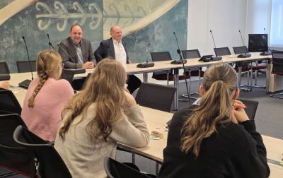 v.l. Thomas Staudt und Carsten Borchert beantworten die Fragen der Sch�lerinnen und Sch�ler