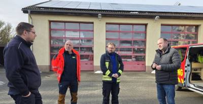 v.l. Ortswehrleiter Patrick Hegewald, Leiter der Hundestaffel Matthias Kapl, Leiter der Drohnengruppe Daniel Sch�nicke und MdL Thomas Staudt