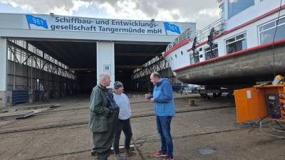 Thomas Staudt MdL (li.) im Gespr�ch mit dem Ehepaar Kaiser
