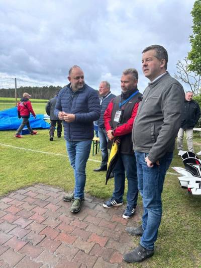 Thomas Staudt (li). und Ministerpr�sident Sven Schulze (re.) beim Flugtag des MFC Albatros Stendal Tangerh�tte