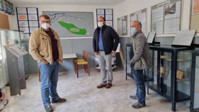 Im neuen Ausstellungsraum: v.l. Ortsb�rgermeister Christian K�pke, Thomas Staudt, Torsten Gutschmidt