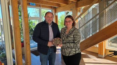 v.l. Thomas Staudt - MdL gratuliert Leiterin Andrea R�dling zum 30j�hrigen Bestehen