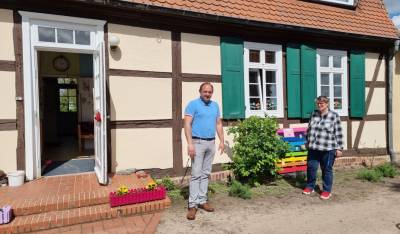 Leiterin Frau Friedrich erl�utert mir das Konzept des Advent-Kindergartens in Hohenseeden