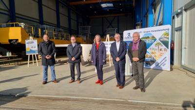 Foto: v.l. Thomas Staudt, Mario Bolle (Gesch�ftsf�hrer Schiffswerft Bolle), Nicole Golz (B�rgermeisterin der EHG Elbe-Parey), Dr. Ude, Hr. Rehfeld-Klein Senatsverwaltung Umwelt, Verkehr und Klimaschutz