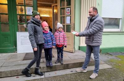 Thomas Staudt �bergibt die Freikarten an Vanessa Sander von Kita Zwergenland