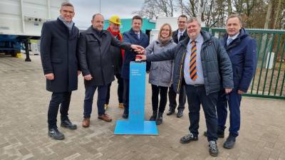 Vertreter aus der Politik, Avacon und DVGW nehmen die Wasserstoff-Beimischanlage in Betrieb