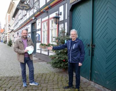 �bergabe der Gutscheine von Harald Liebisch (Inhaber des Restaurants 