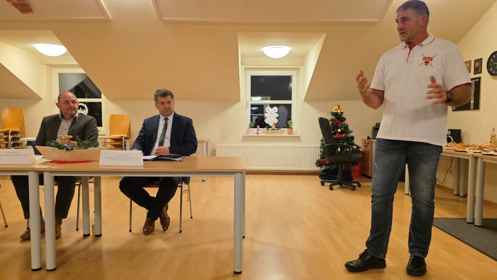 Ulrich Rebling (re.) - Vereinsvorsitzender des Tangermnder Ruderclubs - begrt alle Anwesenden in den vereinseigenen Rumen
v.l. Thomas Staudt MdL, Minister Sven Schulze