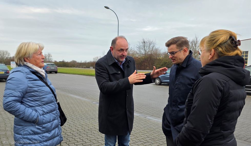 v.l. Ortsb�rgermeisterin Edith Braun, Thomas Staudt MdL, Staatssekret�r Sven Haller, Meike Portius (Leiterin LSBB) Nord