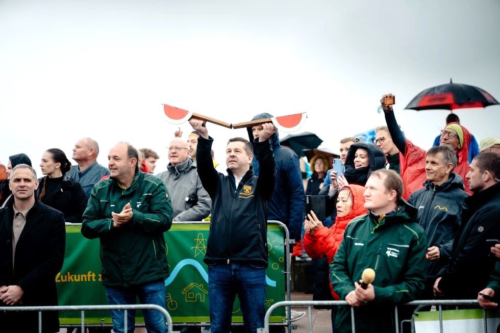 Ministerpr�sident und Schirmherr Sven Schulze er�ffnet den Elbdeichmarathon