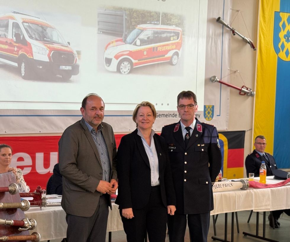 v.l. Thomas Staudt MdL,  B�rgermeisterin der EHG Elbe-Parey Nicole Golz und Gemeindewehrleiter Marko Gummelt